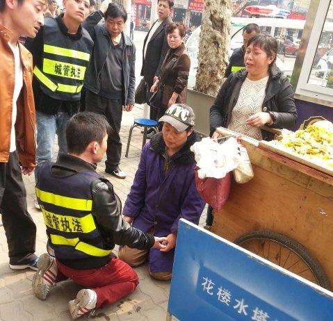 四川绵阳城管向女商贩当街下跪，情况属实吗？为什么要下跪「城管暴打商贩」 游戏资讯